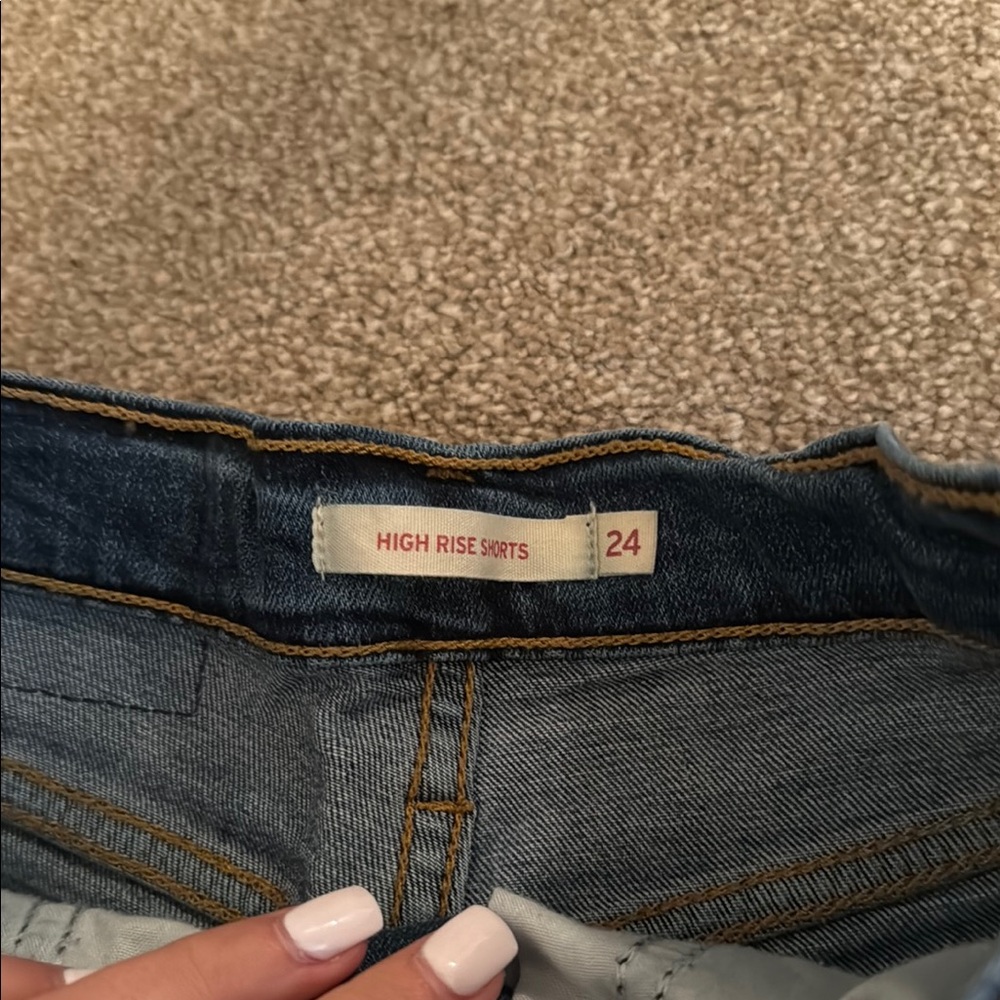 Levi Shorts - Picture 3 of 3